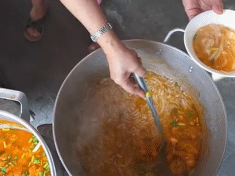 Đặc sản giá 20.000 đồng ở Huế khiến khách Tây thốt lên 'bùng nổ hương vị'