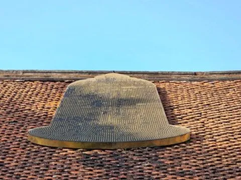 Kỳ lạ ngôi chùa có chuông vàng gắn trên mái ngói