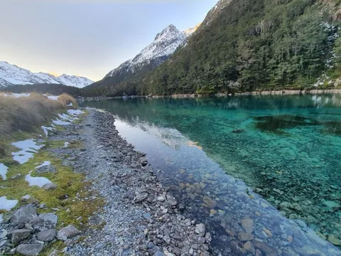 Con người và tảo 'đe dọa' hồ nước trong nhất thế giới