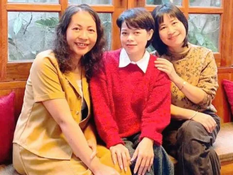 3 nữ họa sĩ từ cao nguyên đất đỏ mang 'hoa xuống phố'