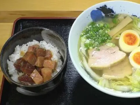 Quán ăn giữa núi khiến khách lái xe 2 tiếng đến xếp hàng