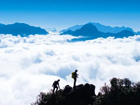 Ngắm Kỳ Quan San mùa lá đỏ, biển mây dày phủ kín đỉnh núi