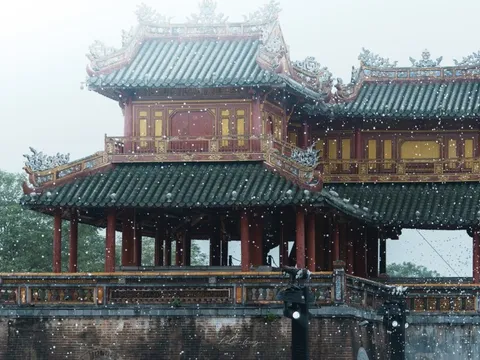 Cảnh 'tuyết rơi' gây sốt ở Hoàng thành Huế