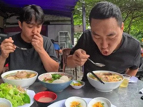 Lần đầu ăn 3 món đặc sản Huế, khách Hàn ‘mất bình tĩnh vì quá ngon’