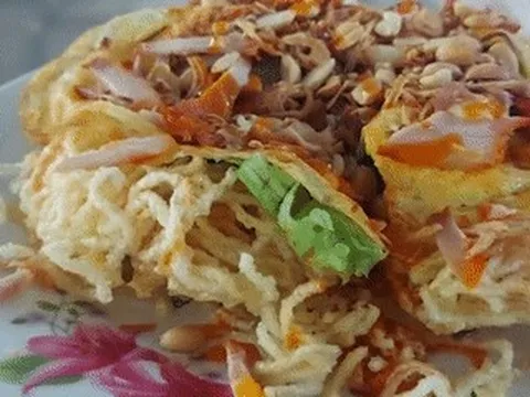 Món pizza ngon giòn, độc lạ kéo du khách đổ về lò hủ tiếu ở Cần Thơ