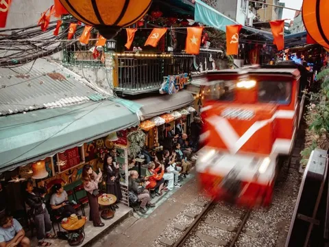 Phố cà phê đường tàu Hà Nội 'hỗn loạn, phấn khích' trên báo ngoại