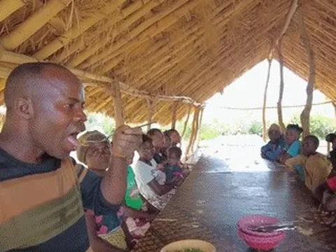 Người châu Phi lần đầu thử món trứng rán lá mơ kiểu Việt, nức nở khen ngon