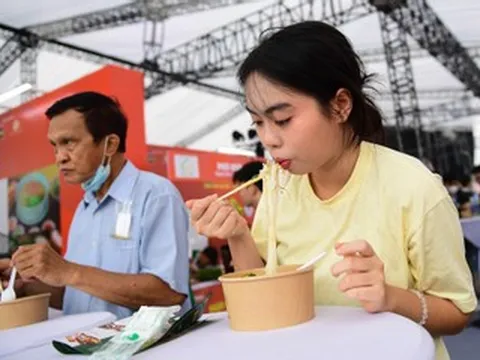 Ngày của phở 2025 tại TPHCM đông nghịt khách, nhiều người háo hức đứng ăn