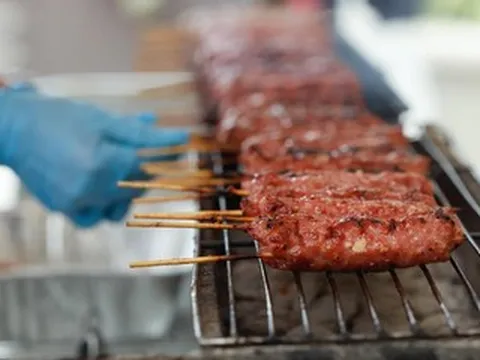 Khách chờ cả tiếng ăn đặc sản Nha Trang ở Mỹ, quán làm 1.400 cuốn nem/ngày