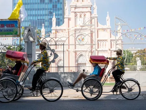 Đà Nẵng mở lớp dạy tiếng Hàn cho tài xế xích lô