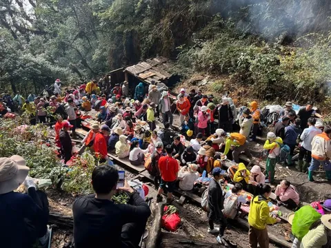 Cảnh trekking tắc đường, 'đông như chợ' tại Tà Xùa