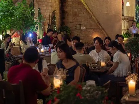 Giáng sinh rộn ràng, hàng quán TPHCM kín chỗ, nhiều nơi ‘cháy bàn’ đêm 24/12