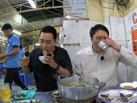 3 khách Hàn thử đặc sản miền Tây ở TPHCM, nói 'hơi sợ nhưng ăn ngon'