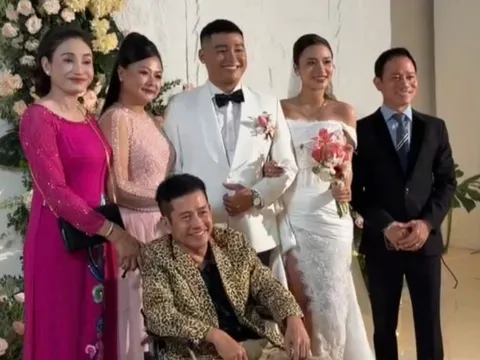 Nghệ sĩ Tấn Beo xúc động, rơi nước mắt trong ngày cưới con trai