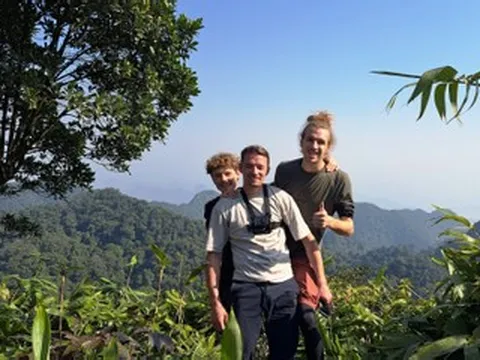 Du khách băng rừng vượt suối 5 tiếng, vỡ òa trước cảnh trên 'nóc nhà' Cúc Phương