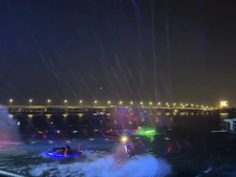 Mãn nhãn ‘vũ điệu nước’ trên sông Đồng Nai về đêm, du khách chen chân xem