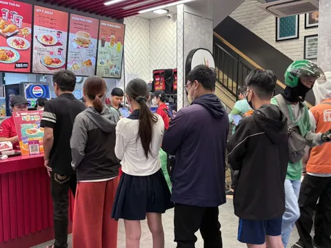 Trào lưu xếp hàng mua gà rán "săn tuần lộc" gây sốt trong giới trẻ mùa Noel 2025