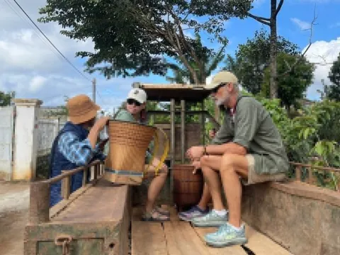 Khách Tây mê tít trải nghiệm lên rẫy bằng xe 'Lamborghini Ê Đê'