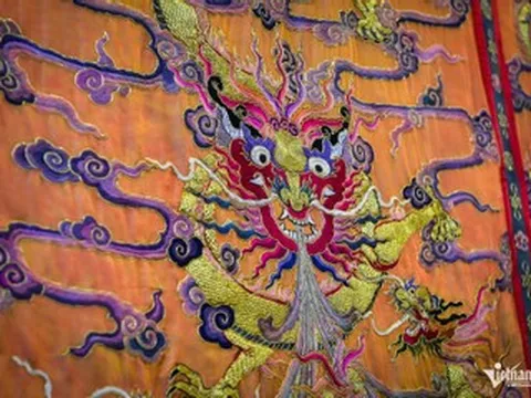 Cận cảnh bức tranh thêu cung đình hiếm có, tiền tỷ cũng không mua nổi