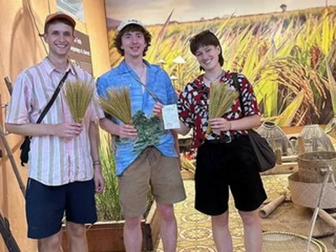 Du khách thích thú trải nghiệm xay lúa, làm chổi rơm ở Ninh Bình