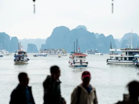 Đông nghịt khách tham quan vịnh Hạ Long