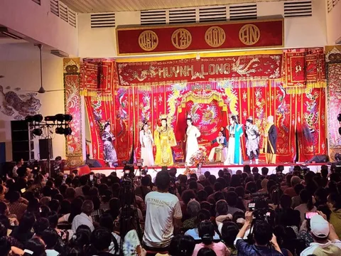 Tín hiệu vui đầu năm của Đoàn cải lương tuồng cổ Huỳnh Long, Bình Tinh chinh phục khán giả