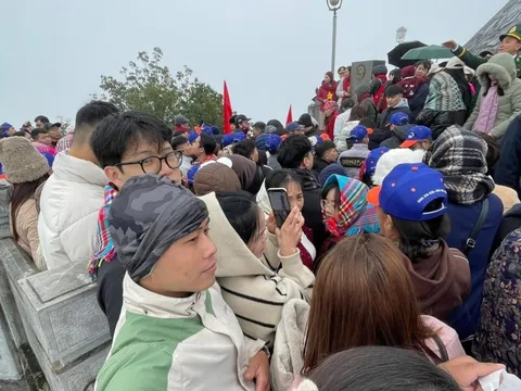 Nhiều khách bỏ cuộc khi Hà Giang đông quá tải