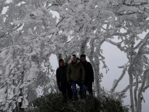 Băng giá xuất hiện trên đỉnh Phia Oắc