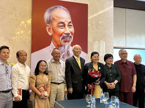 Ra mắt truyện ký "Người đi muôn trùng non nước"