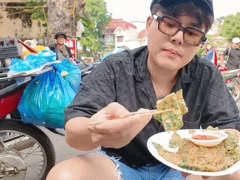 Khách nước ngoài thử món giá rẻ ở vỉa hè Hà Nội, khen ngon, vị như hải sản