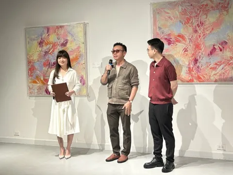 Lê Minh Khoa "chào sân" hội họa