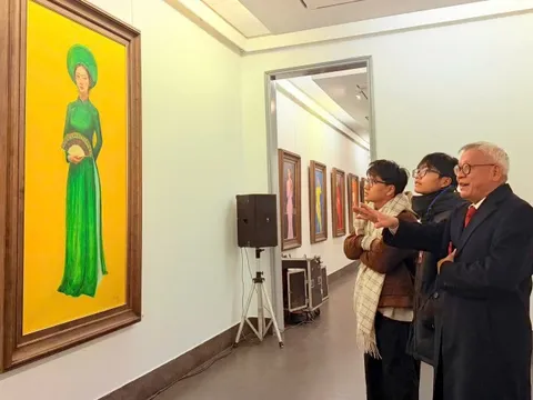 Thiếu nữ Việt "giữa sắc và không"