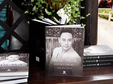 NTK Võ Việt Chung tặng tiền bán sách "Mặc Nưa" cho "Mai Vàng tri ân", "Mai Vàng nhân ái"