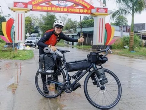 Lý do khiến ông Tây 54 tuổi bán tài sản, đạp xe hơn 22.000km đến Việt Nam