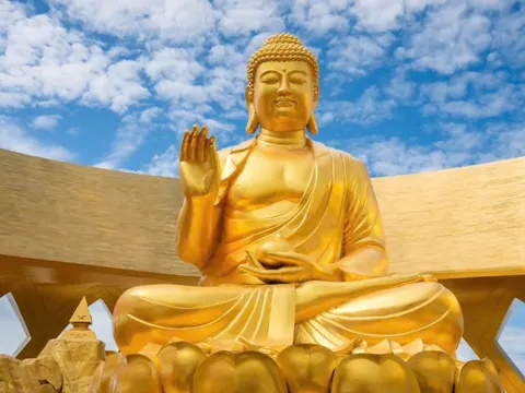 Ấn tượng mạnh trước tượng Phật dát vàng 24K cao 7,2 m vừa an vị trên đỉnh núi Bà Đen
