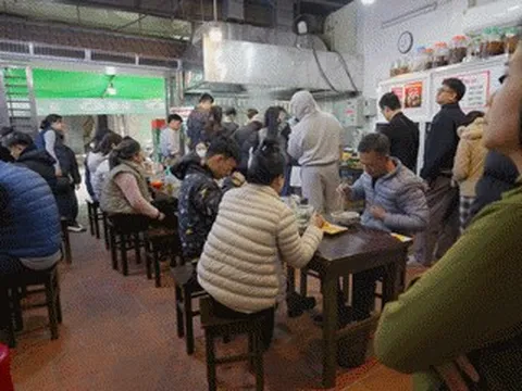 Khách Tây ngỡ ngàng cảnh xếp hàng đông kín ở quán phở Hà Nội, xuýt xoa khen ngon
