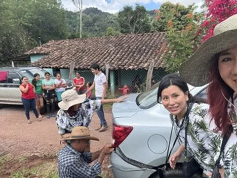 4 nữ du khách Việt lái xe đi 25 quốc gia trong năm 2025, kể khoảnh khắc sinh tử