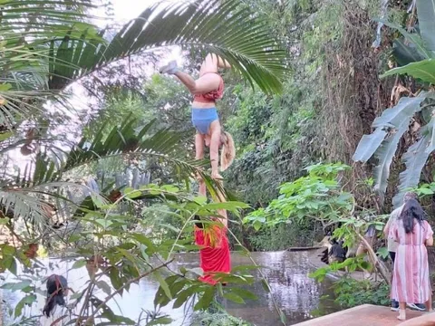 Du khách tập yoga nhào lộn phản cảm trong chùa Thái Lan