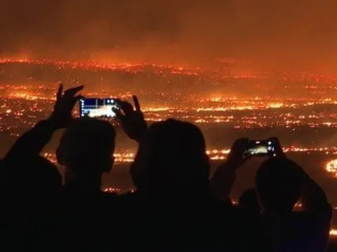 3.500 người đổ về xem đồng cỏ khô bùng cháy dữ dội