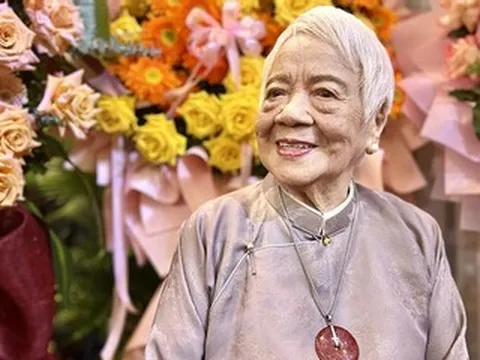 ‘Áo dài phản cảm, lố lăng sẽ tự biến mất theo thời gian’