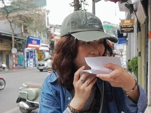 Món 'lạ' ở Hà Nội khiến khách nước ngoài háo hức mua, giá 10.000 đồng/chiếc