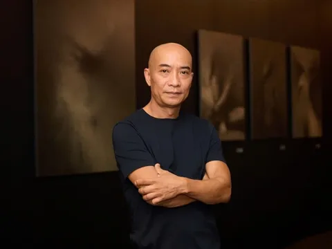 Cuộc đối thoại ánh sáng và bóng tối của Nguyễn Trung Hiếu