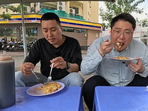 Khách Hàn thử món lạ miệng giá 30 nghìn ở vỉa hè TPHCM, hạnh phúc sau khi ăn