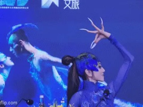 'Khổng tước' Dương Lệ Bình múa cực điêu luyện ở họp báo khi vừa đến Việt Nam