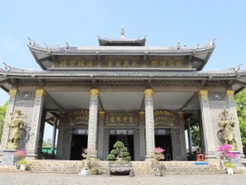 Ngôi chùa bằng đá hiếm thấy thu hút du khách đến chiêm bái ở miền Tây