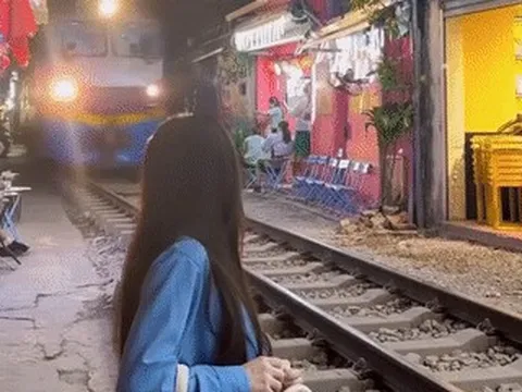 Sự thật video cô gái ngồi sát đường ray khi tàu lao đến ở Hà Nội