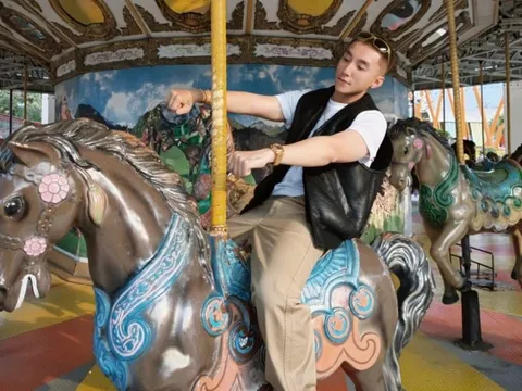 Sơn Tùng M-TP đi công viên ở Thái Lan