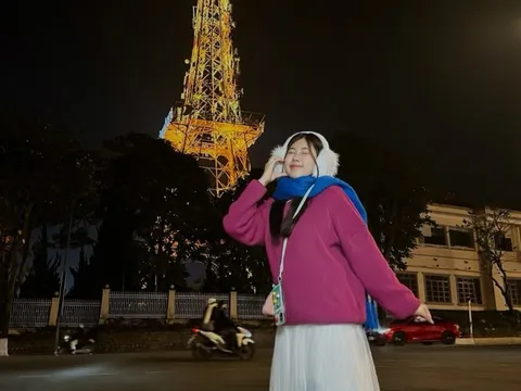 Đứng kín vỉa hè check-in 'tháp Eiffel' sáng đèn ở Đà Lạt