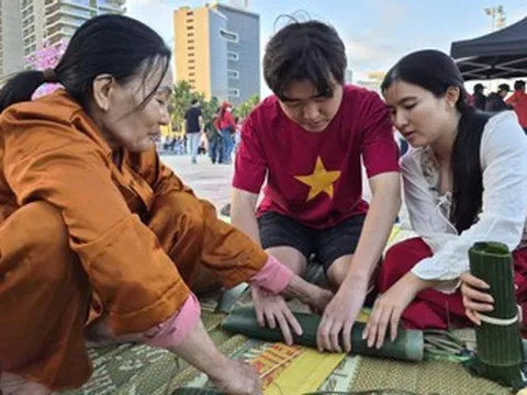 Khách quốc tế thích thú ăn mứt Tết, tự tay gói bánh chưng ở bãi biển Đà Nẵng