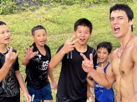 Khách Nam Phi lặng người khi được lũ trẻ giúp vượt suốt ở Cao Bằng